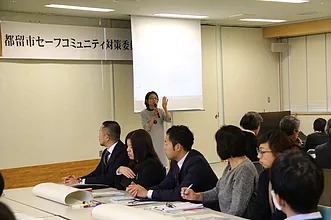セーフコミュニティについてアドバイザーが説明している様子