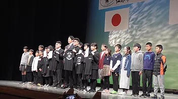 松原市の認証式典で発表を行う児童と生徒