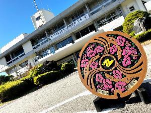 都留市のデザインマンホール