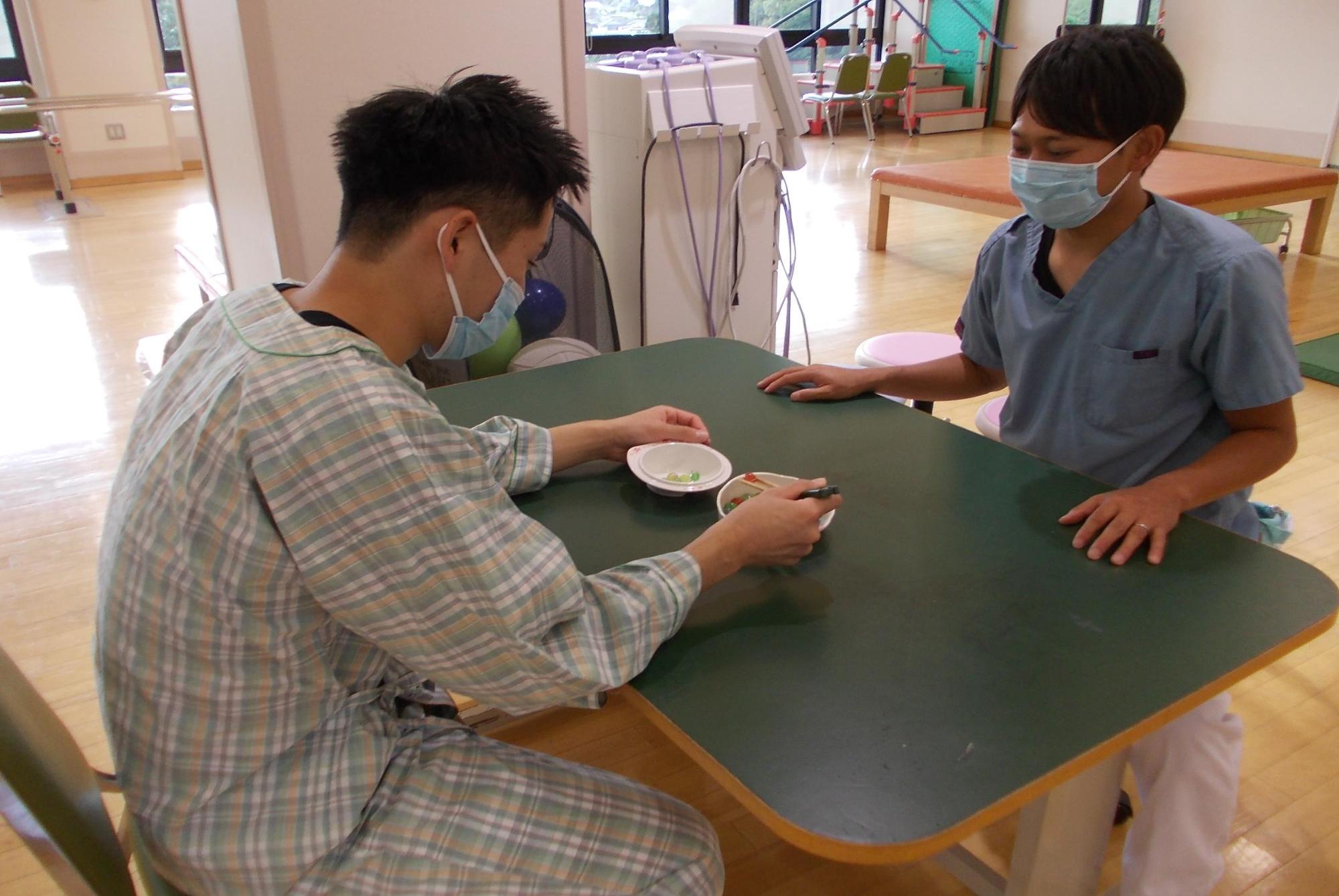作業療法のようす(つみきなどを使用した訓練)