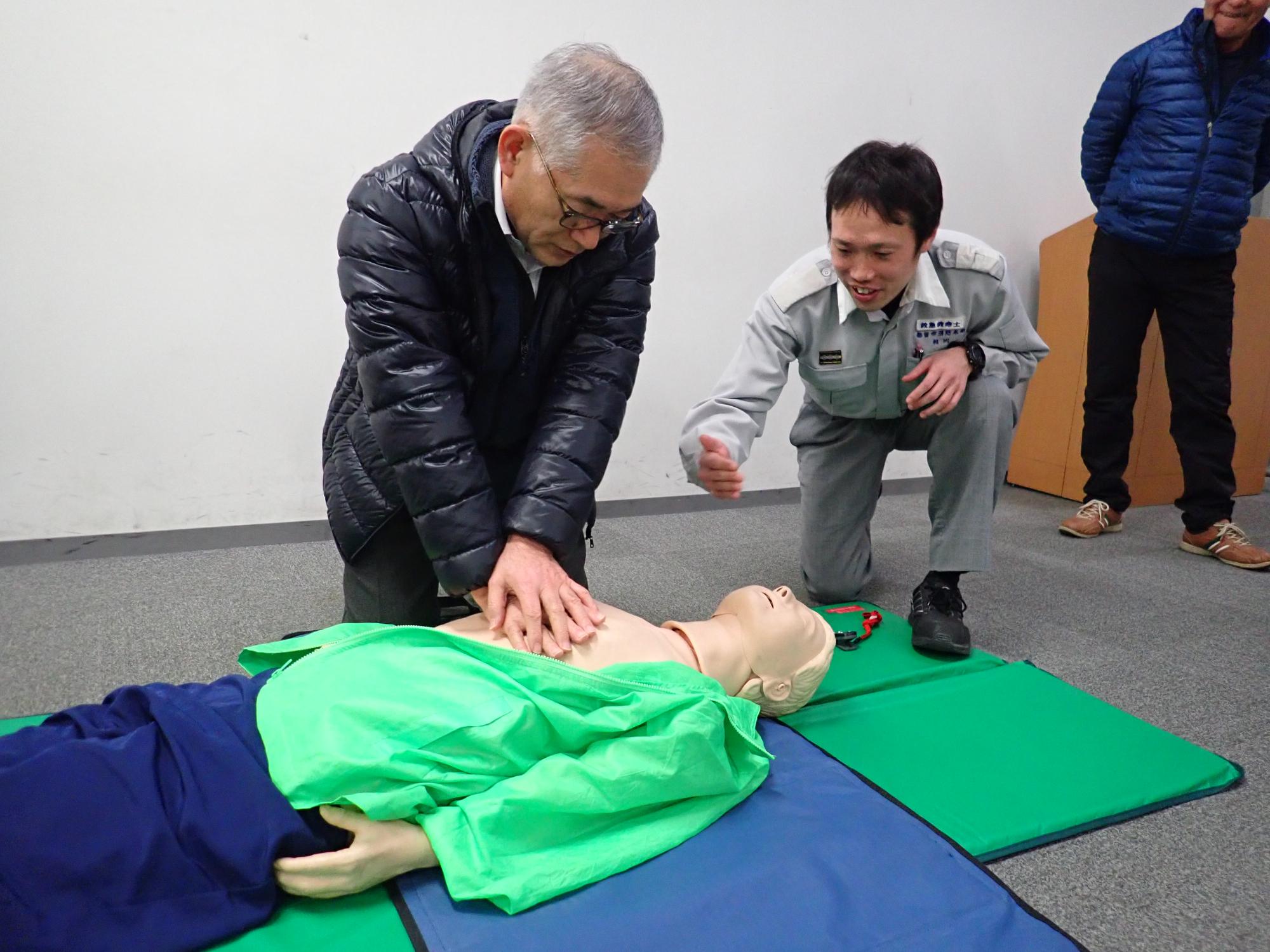 受講者による訓練用人形を使用した胸骨圧迫の様子
