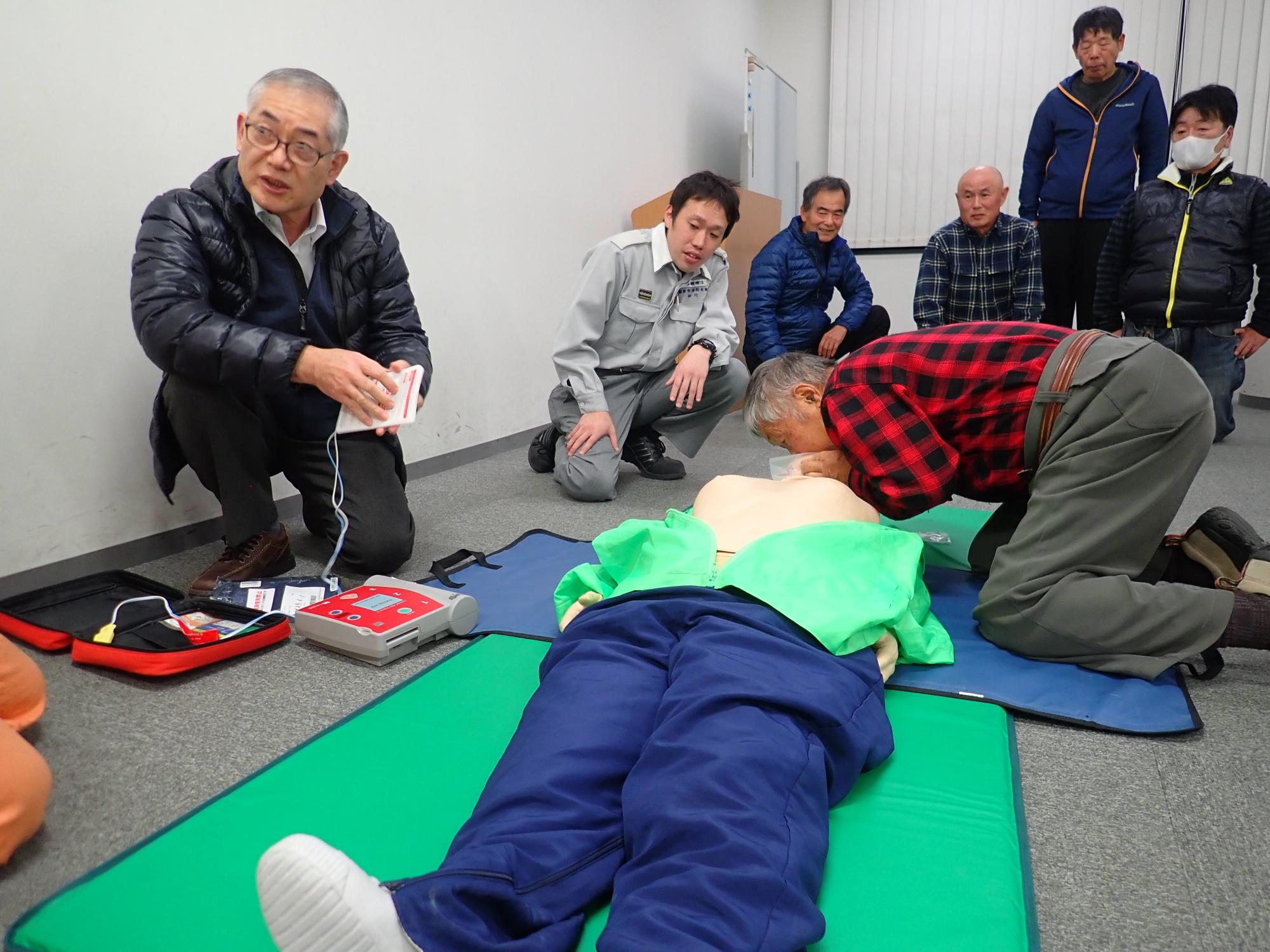 受講者による訓練用人形を使用したAEDの取り扱い訓練の様子