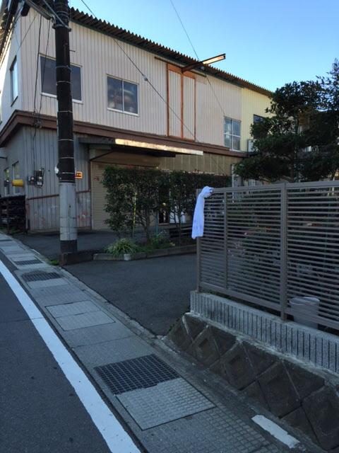 災害時に安否確認を知らせるため、フェンスに白いタオルを結んでいる白色タオル運動1の写真