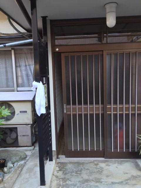 災害時に安否確認を知らせるため、玄関前に白いタオルを結んでいる白色タオル運動2の写真