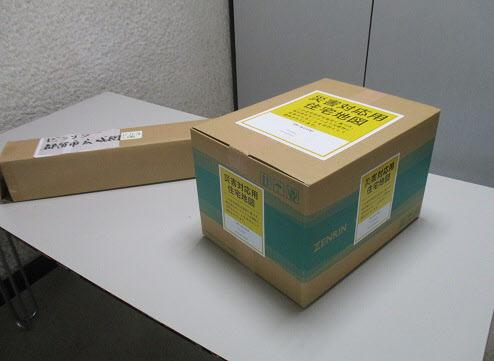梱包された地図製品などの写真