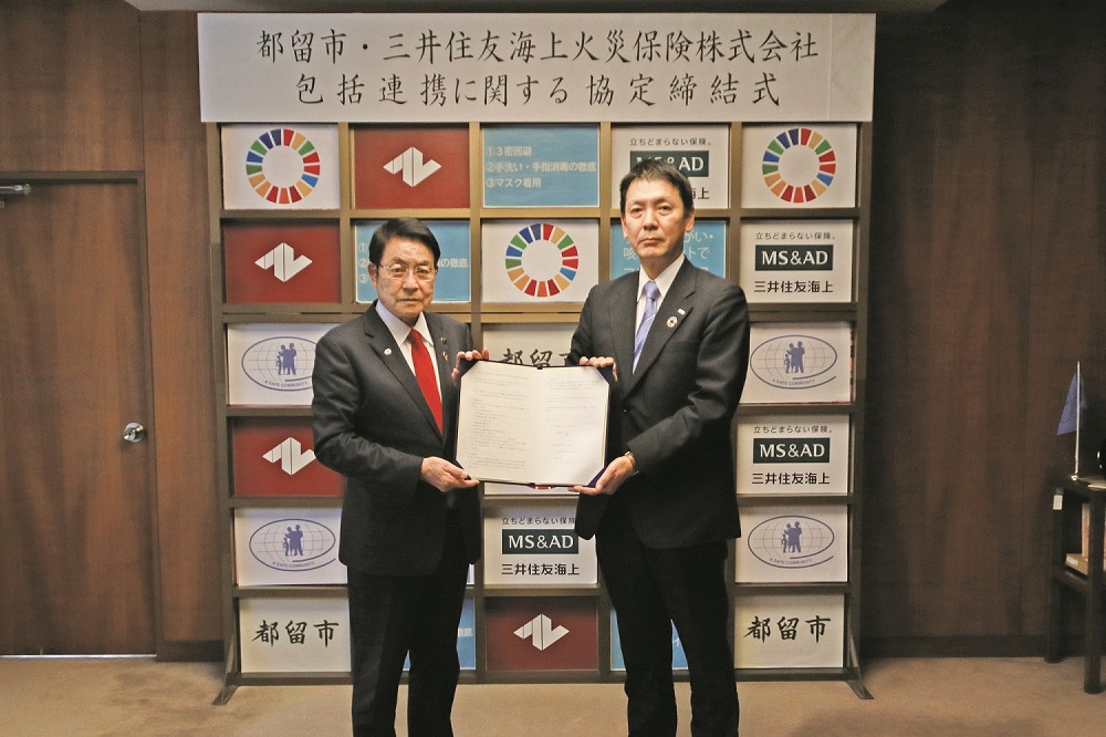 都留市長と三井住友海上火災保険株式会社山梨支店長様の写真