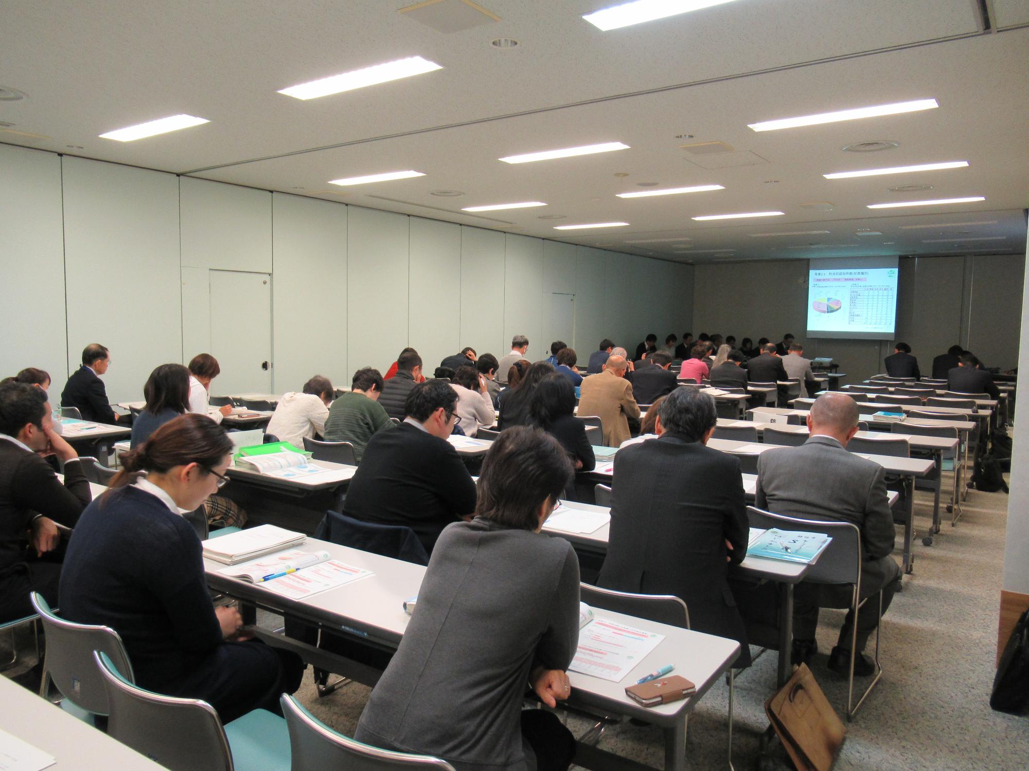 報告を熱心に耳を傾ける委員