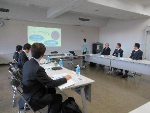 会議内のアドバイザーの講演の様子