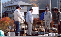 地域住民が公園を整備している写真