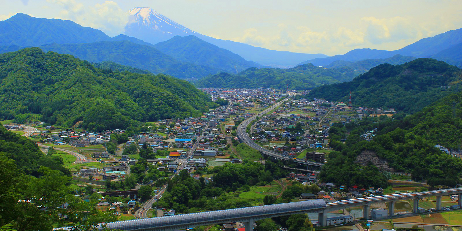 移住定住サイトのスライド画像（富士山）