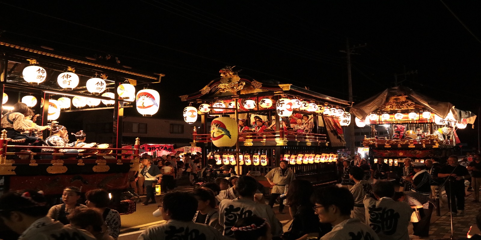 移住定住サイトのスライド画像（宵祭りの屋台）