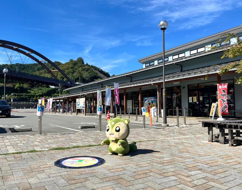 デザインマンホール（道の駅つる）