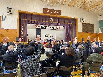東桂文化祭で児童がクイズを出す様子