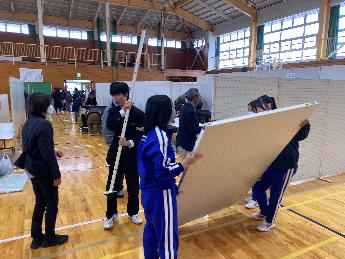 東桂中学校生徒が文化祭の片付けを手伝う様子