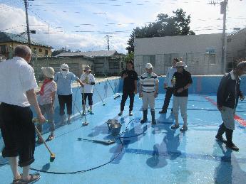 東桂小でみんなでプール掃除をする様子