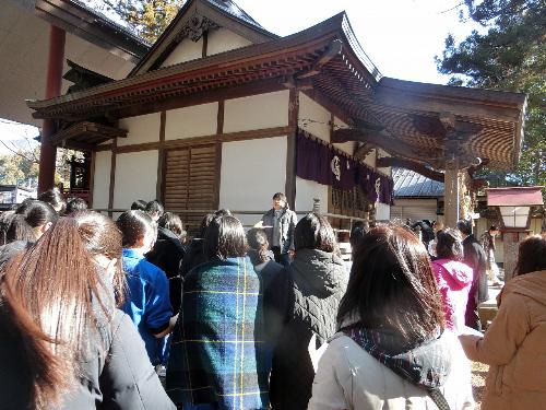 石船神社での秋山中学校生徒への解説