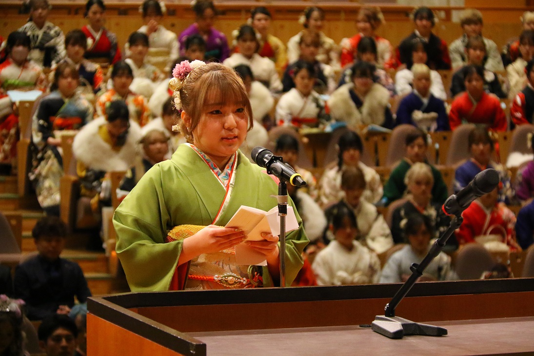 誓いの言葉を述べる成人者代表