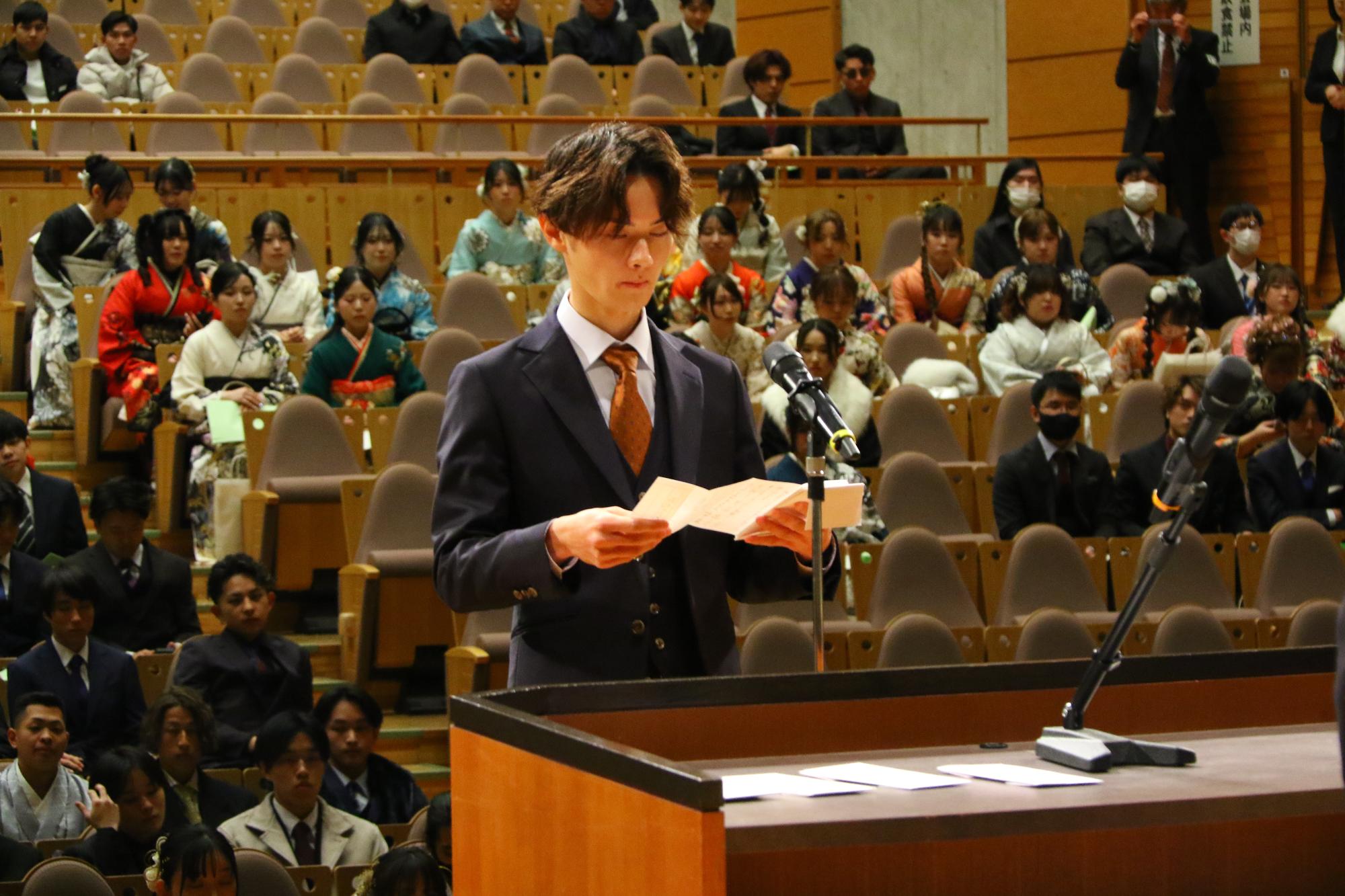 お礼のことばを述べる成人者代表