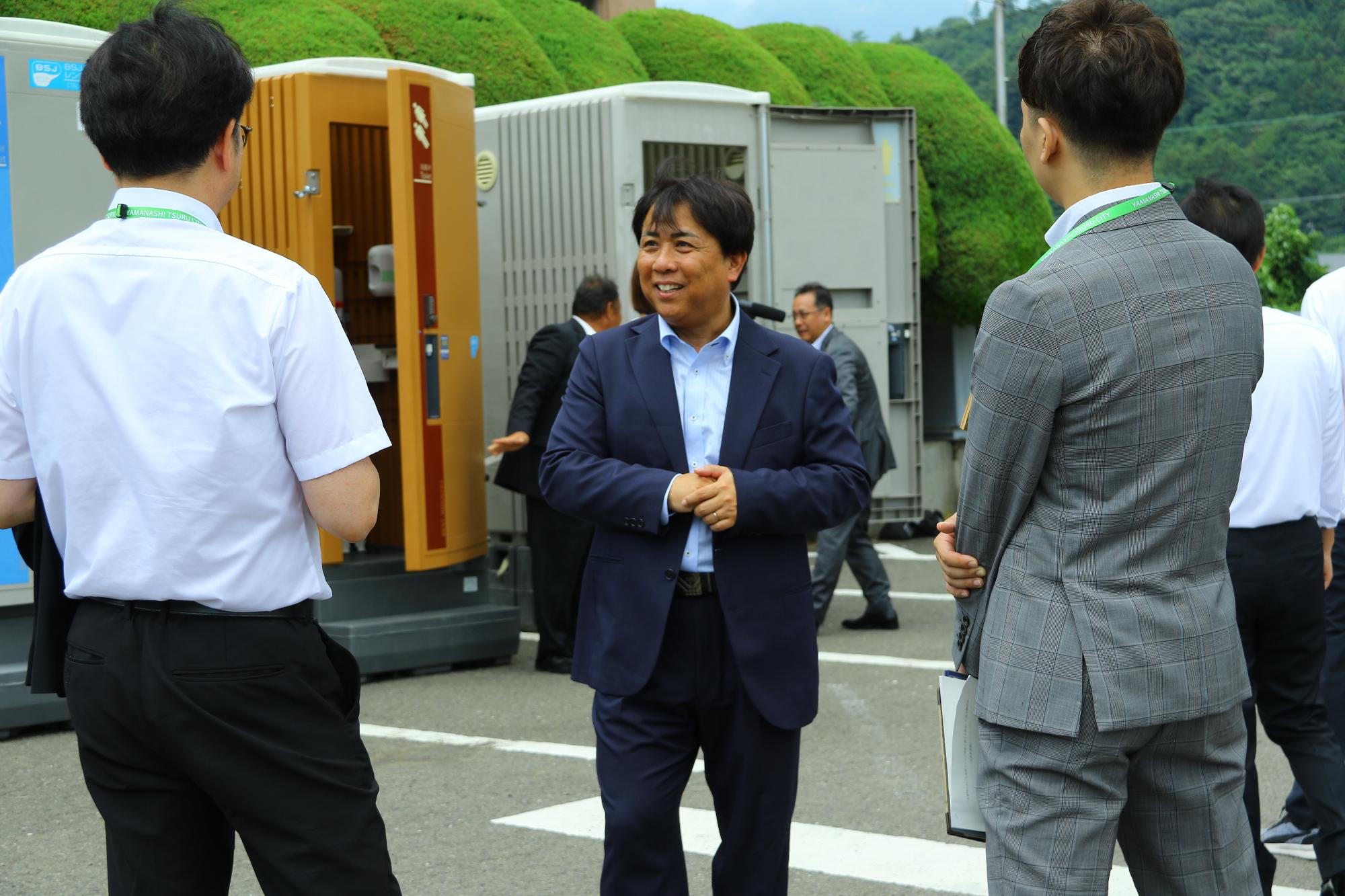 仮設トイレの説明、デモンストレーションの様子2