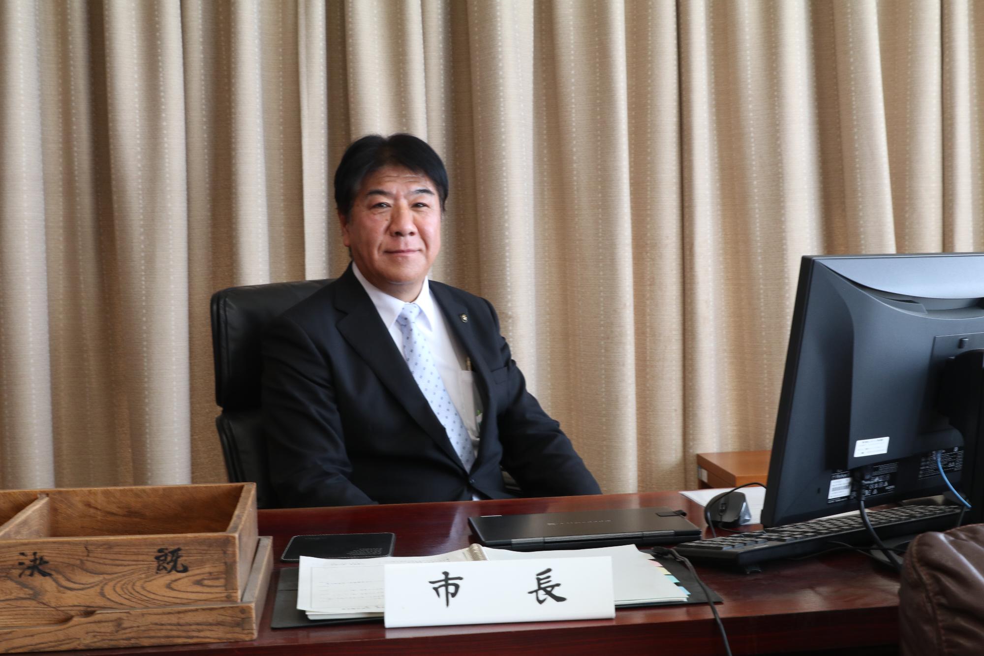 市長あいさつ写真