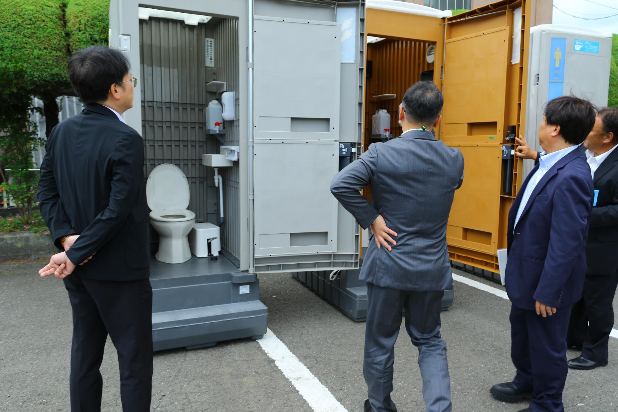 仮設トイレの説明、デモンストレーションの様子1