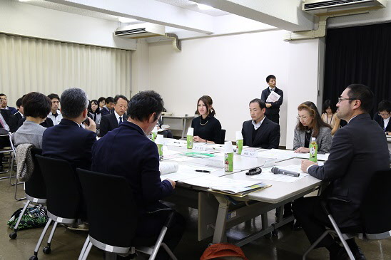 市役所大会議室における協議の写真