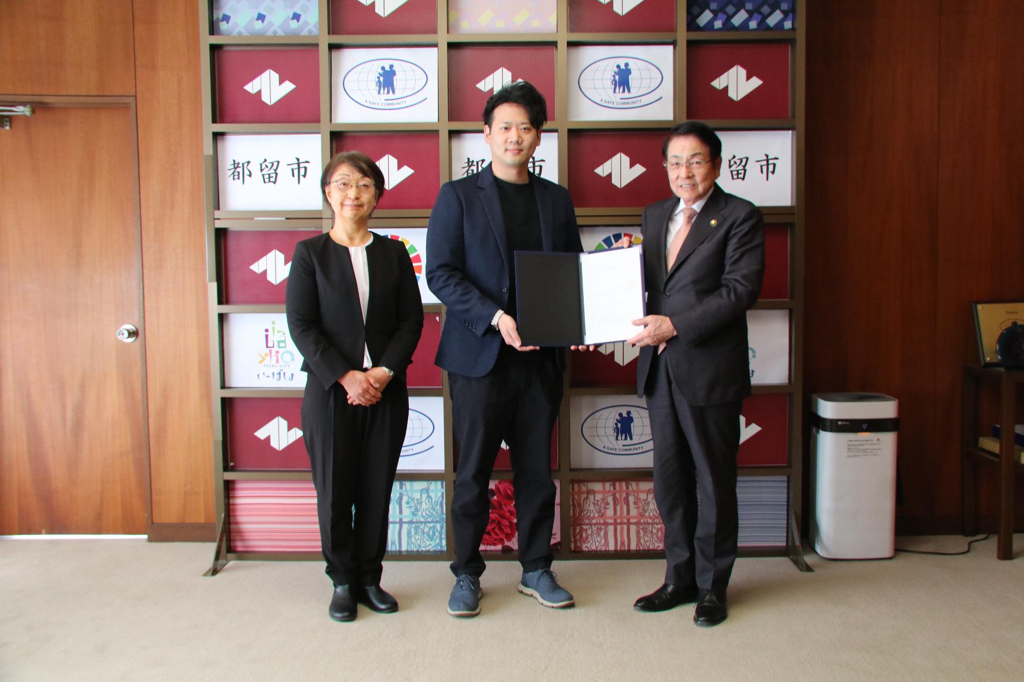 都留文科大学加藤学長と株式会社KNOCK代表取締役加藤様、堀内市長との記念撮影