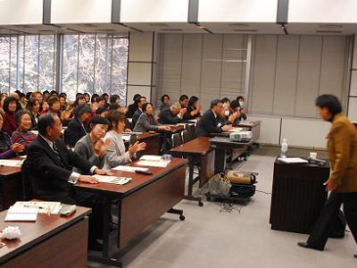 萩原なつ子先生による記念講演の写真1