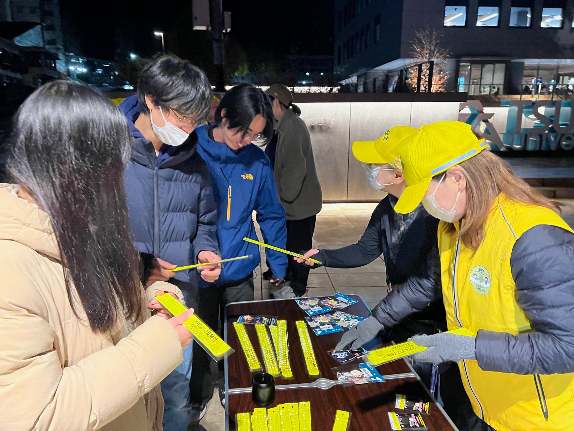 オリジナル反射材配布の様子