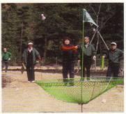 ふるさと普請制度で整備されたスポーツ用の公園でバードゴルフを楽しむ地域の皆さんの写真